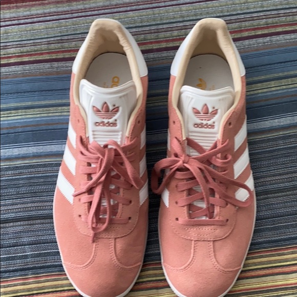 adidas gazelle salmon pink